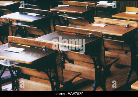 Schreibtische in einem Vintage Klassenzimmer Stockfoto