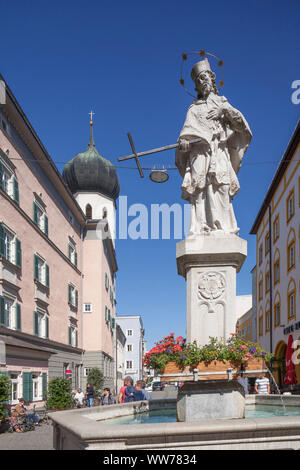 Kirche des Heiligen Geistes am Max-Josefs-Platz, historischen Wohn- und Geschäftshäusern, Johannes von Nepomuk Brunnen, Rosenheim, Oberbayern, Bayern, Deutschland, Europa Stockfoto