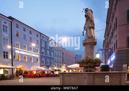 Max-Josefs-Platz, historischen Wohn- und Geschäftshäuser in der Dämmerung, Nepomuk Brunnen, Rosenheim, Oberbayern, Bayern, Deutschland, Europa Stockfoto