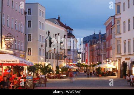 Max-Josefs-Platz, historischen Wohn- und Geschäftshäuser in der Dämmerung, Rosenheim, Oberbayern, Bayern, Deutschland, Europa Stockfoto