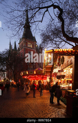 Lambertimarkt Weihnachtsmarkt mit Alten Rathaus in der Dämmerung, der Stadt Oldenburg im Landkreis Oldenburg, Niedersachsen, Deutschland, Europa Stockfoto