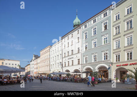 Pfarrkirche St. Nikolaus, Max-Josefs-Platz, historischen Wohn- und Geschäftshäuser, Rosenheim, Oberbayern, Bayern, Deutschland, Europa Stockfoto