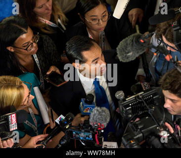 Houston, Texas, USA. 12 Sep, 2019. JULIAN CASTRO in der Spin Zimmer nach der demokratischen Debatte an der Texas Southern University. Credit: Brian Cahn/ZUMA Draht/Alamy leben Nachrichten Stockfoto