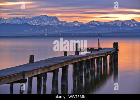 Abendstimmung, den Ammersee in der Nähe von Herrsching, Zugspitze und Wettersteingebirge im Hintergrund, Oberbayern, Bayern, Deutschland Stockfoto