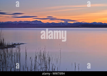 Abendstimmung, den Ammersee in der Nähe von Herrsching, Zugspitze und Wettersteingebirge im Hintergrund, Oberbayern, Bayern, Deutschland Stockfoto