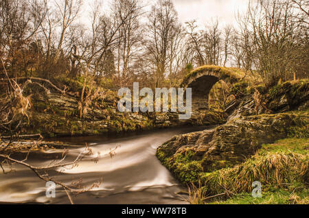Alte Brücke in der Nähe von Ballindalloch, Glenlivet, Moray, Highlands, Schottland Stockfoto