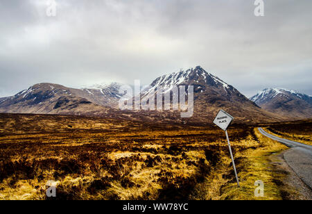 Berglandschaft und Country Road im Glen Etive Tal, Highlands, Schottland Stockfoto