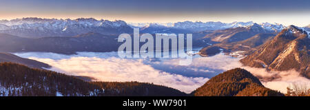 Blick auf den Walchensee von Jochberg Berg, Karwendel und Wetterstein Gebirge im Hintergrund, Winter, in der Nähe von Kochel, Oberbayern, Bayern, Deutschland Stockfoto