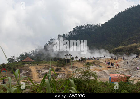 Dieng Plateau, Indonesien - August 06, 2017: Wolken aus Sikidang, Dieng Plateau, Indonesien Stockfoto