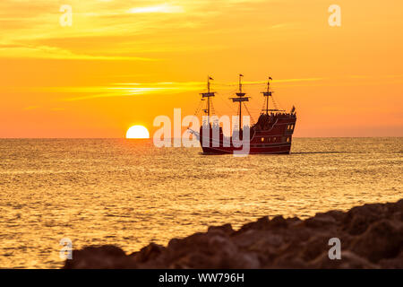 Captain Memos Piratenkreuzschiff segelt bei Sonnenuntergang in Clearwater Beach, Florida, USA. Stockfoto