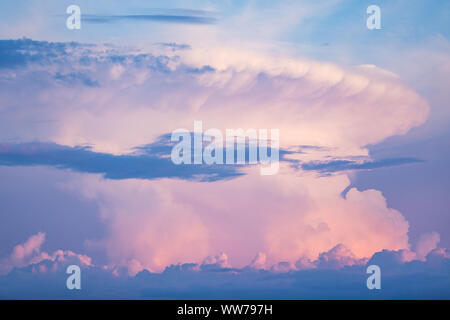Die majestätische Cumulonimbus-Sturmwolke beleuchtet bei Sonnenuntergang über Honeymoon Island, Florida. Stockfoto