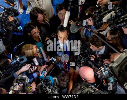 Houston, Texas, USA. 12 Sep, 2019. JULIAN CASTRO in der Spin Zimmer nach der demokratischen Debatte an der Texas Southern University. Credit: Brian Cahn/ZUMA Draht/Alamy leben Nachrichten Stockfoto