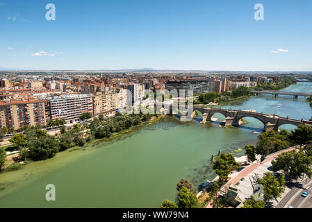 Stadt Zaragoza in Spanien. Antenne Stadtbild Blick über Fluss Ebro mit steinernen Brücke. Stockfoto