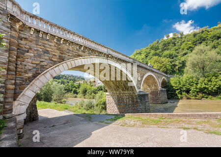 Blick von der Brücke über den Fluss Yantra in Veliko Tarnovo (Bulgarien) Stockfoto