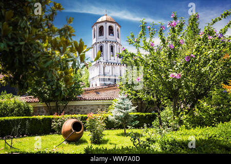 Glockenturm und Garten der Kirche St. Konstantin und Elena in Plovdiv (Bulgarien) Stockfoto