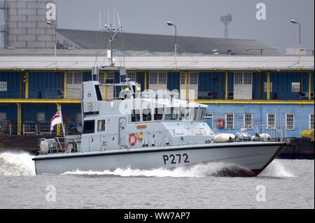 HMS geschlagen hat, ist ein Archer-Class patrol Schiff der Royal Navy. Das Schiff wird auch verwendet, um Offizier - kadetten zu trainieren. Auf der Themse fotografierte. Stockfoto