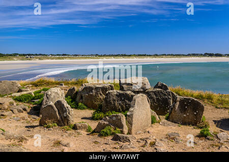 Frankreich, Bretagne, FinistÃ¨re Abteilung, Plomeur, Pointe de la Torche, Tumulus, Dolmen, Plage de Pors-Carn Strand Stockfoto