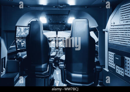 Kabine eines großen Verkehrsflugzeugs Simulator. Blick auf das Cockpit und Sitze im A320 Airbus Simulator. Stockfoto