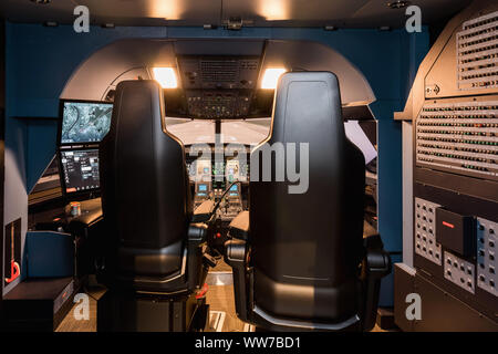 Kabine eines großen Verkehrsflugzeugs Simulator. Blick auf das Cockpit und Sitze im A320 Airbus Simulator. Stockfoto