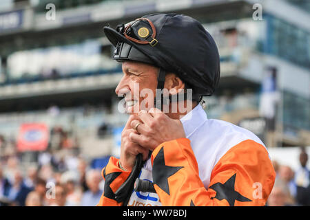 13. September 2019, Doncaster Racecourse, Doncaster, England; William Hill St Leger Festival, Herren Tag; Frankie Dettori bereitet zu Kalifornien Liebe montieren Stockfoto