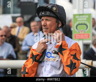 13. September 2019, Doncaster Racecourse, Doncaster, England; William Hill St Leger Festival, Herren Tag; Frankie Dettori bereitet zu Kalifornien Liebe montieren Stockfoto