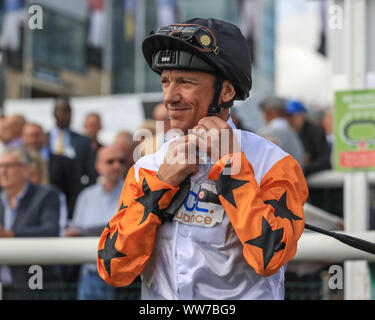 13. September 2019, Doncaster Racecourse, Doncaster, England; William Hill St Leger Festival, Herren Tag; Frankie Dettori bereitet zu Kalifornien Liebe montieren Stockfoto