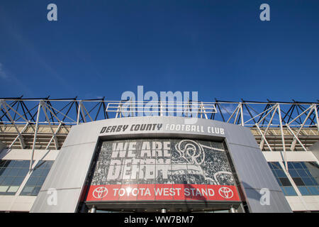 13. September 2019; Pride Park, Derby, East Midlands, Englische Meisterschaft Fußball, Derby County Football Club gegen Cardiff City Football Club; Allgemeine Ansicht des Derby County Haupteingang - Streng redaktionelle Verwendung. Keine Verwendung mit nicht autorisierten Audio-, Video-, Daten-, Spielpläne, Verein/liga Logos oder "live" Dienstleistungen. On-line-in-Match mit 120 Bildern beschränkt, kein Video-Emulation. Keine Verwendung in Wetten, Spiele oder einzelne Verein/Liga/player Publikationen Stockfoto