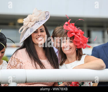 12. September 2019, Doncaster Racecourse, Doncaster, England; William Hill St Leger Festival, DFS Ladies Day; die Damen erhalten oben gekleidet und ihre Fascinators für die William Hill St Leger Festival, DFS Ladies Day zeigen Stockfoto