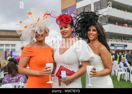 12. September 2019, Doncaster Racecourse, Doncaster, England; William Hill St Leger Festival, DFS Ladies Day; die Damen erhalten oben gekleidet und ihre Fascinators für die William Hill St Leger Festival, DFS Ladies Day zeigen Stockfoto