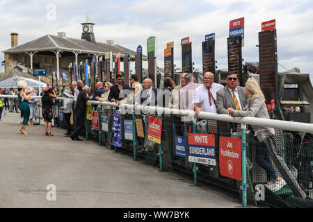 12. September 2019, Doncaster Racecourse, Doncaster, England; William Hill St Leger Festival, DFS Ladies Day; Buchmacher vorbereiten für die Massen vor dem ersten Rennen Stockfoto