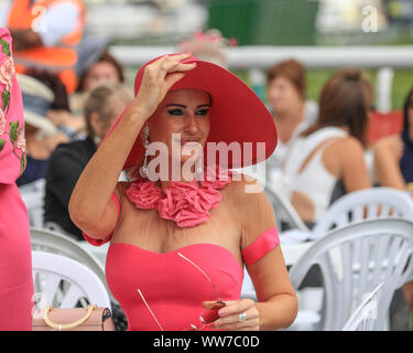 12. September 2019, Doncaster Racecourse, Doncaster, England; William Hill St Leger Festival, DFS Ladies Day; die Damen erhalten oben gekleidet und ihre Fascinators für die William Hill St Leger Festival, DFS Ladies Day zeigen Stockfoto