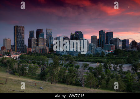 CALGARY, Kanada - 5. AUGUST 2019: Panorama auf die Skyline von Calgary bei Sonnenuntergang am 5. August 2019 in Alberta, Kanada Stockfoto