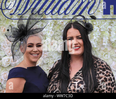 12. September 2019, Doncaster Racecourse, Doncaster, England; William Hill St Leger Festival, DFS Ladies Day; die Damen erhalten oben gekleidet und ihre Fascinators für die William Hill St Leger Festival, DFS Ladies Day zeigen Stockfoto