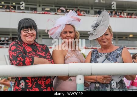 12. September 2019, Doncaster Racecourse, Doncaster, England; William Hill St Leger Festival, DFS Ladies Day; die Damen erhalten oben gekleidet und ihre Fascinators für die William Hill St Leger Festival, DFS Ladies Day zeigen Stockfoto