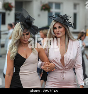 12. September 2019, Doncaster Racecourse, Doncaster, England; William Hill St Leger Festival, DFS Ladies Day; die Damen erhalten oben gekleidet und ihre Fascinators für die William Hill St Leger Festival, DFS Ladies Day zeigen Stockfoto