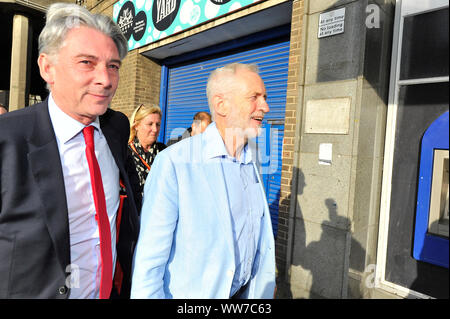 Glasgow, UK. 13. September 2019. Jeremy Corbyn MP-Führer der Scottish Labour Party zusammen mit Richard Leanard MSP-Führer der Scottish Labour Party in Strath Union, die sich in der student union der Universität Strathclyde in Glasgow. Sie werden dort einen Vortrag und beantwortet Fragen der universitys Studenten zu geben. Colin Fisher/CDFIMAGES.COM Credit: Colin Fisher/Alamy leben Nachrichten Stockfoto