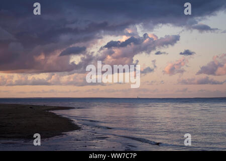 Blau-violette Sonnenuntergang am Meer an einem sommerlichen Abend Stockfoto