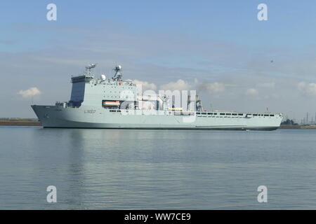 RFA-Lyme Bay ist ein amphibisches Schiff der Britischen Hilfs-Flotte. Bild vorbei Gravesend und Greenwich. Stockfoto