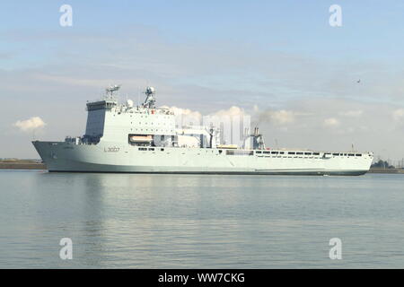 RFA-Lyme Bay ist ein amphibisches Schiff der Britischen Hilfs-Flotte. Bild vorbei Gravesend und Greenwich. Stockfoto