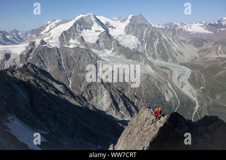 Kletterer klettern die Gipfel der Dent de Tsalion, Pigne d'Arolla und Mont Blanc de Cheilon über Arolla, Val d'HÃ©rens, Wallis, Schweiz Stockfoto