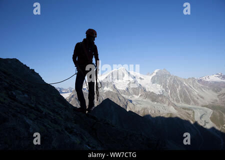 Aufstieg auf den Gipfel des Dent de Tsalion über Arolla mit Blick auf Pigne d'Arolla und Mont Blanc de Cheilon, Val d'HÃ©rens, Wallis, Schweiz Stockfoto