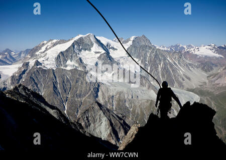 Kletterer klettern die Gipfel der Dent de Tsalion, Pigne d'Arolla und Mont Blanc de Cheilon über Arolla, Val d'HÃ©rens, Wallis, Schweiz Stockfoto