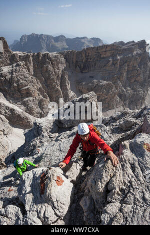 Kletterer auf die Klettersteige in den Brenta-Dolomiten auf dem Weg zum Rifugio Tuckett, Madonna di Campiglio, Trentino, Italien Stockfoto