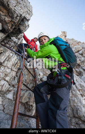 Kletterer auf die Klettersteige in den Brenta-Dolomiten auf dem Weg zum Rifugio Tuckett, Madonna di Campiglio, Trentino, Italien Stockfoto