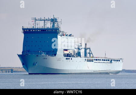 RFA-Lyme Bay ist ein amphibisches Schiff der Britischen Hilfs-Flotte. Bild vorbei Gravesend und Greenwich. Stockfoto