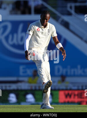 London, Großbritannien. 13 Sep, 2019. Jofra Archer von England bei Tag zwei der 5 Specsavers Asche Test Match, Am Kia Oval Cricket Ground, London, England. Credit: ESPA/Alamy leben Nachrichten Stockfoto
