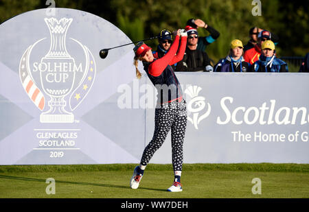 Das Team USA Jessica Korda, T-Stücken aus dem 18. während der FOURBALL am Tag einer der Solheim Cup 2019 in Gleneagles Golf Club, Auchterarder. Stockfoto