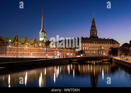 Kopenhagen Stadt Blick auf Schloss Christianborg, in der Dämmerung Stockfoto