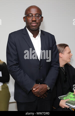 Edward Enninful an der vorderen Zylinderreihe während der MATTY Bovan Frühjahr/Sommer 2020 London Fashion Week zeigen an der BFC Spaceshow in London. Stockfoto