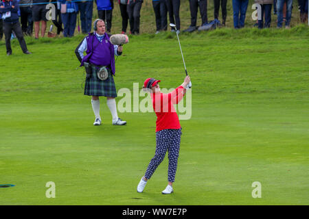 Gleneagles, Großbritannien. 13 Sep, 2019. ANNA NORDQVIST und Caroline Hedwall (Europa) spielte gegen ALLY McDONALD und ENGEL YIN (USA) über die PGA Centenary Course in Gleneagles in der Freitag Nachmittag "fourballs. Das Spiel beendet auf dem 13., wenn USA - McDonald und Yin - durch 7 und 5 gewonnen. Ally McDonald spielen ihren zweiten Schuß von der Fahrrinne am 11. Fairway. Credit: Findlay/Alamy leben Nachrichten Stockfoto